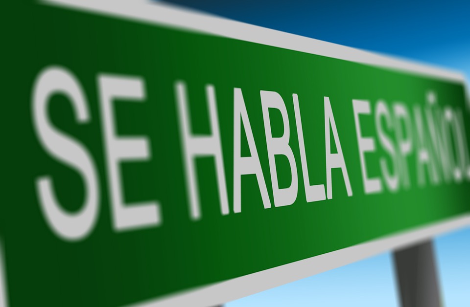 Road sign that says se habla Español.